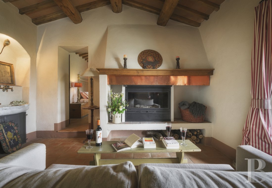 An old olive grove farmhouse restored to its former glory, overlooking the countryside in the Val d'Orcia in Tuscany - photo  n°14